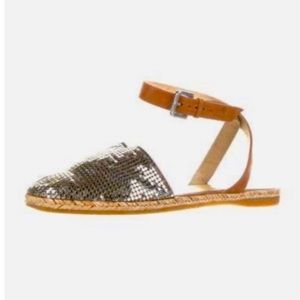 STUART WEITZMAN Roman Mail Armor Flat Sandals w/ Silver Metallic Mesh Sz 6M